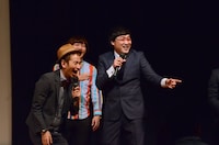 客席に同級生のケンちゃんを見つけた南海キャンディーズ山里（右）。