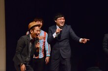 客席に同級生のケンちゃんを見つけた南海キャンディーズ山里（右）。