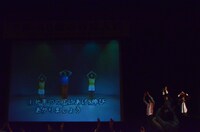 来場者と一緒に「なのはな体操」を行う南海キャンディーズ山里ら。