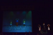 来場者と一緒に「なのはな体操」を行う南海キャンディーズ山里ら。