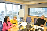 スタジオで大竹まこと（右）とトークするガンバレルーヤ。