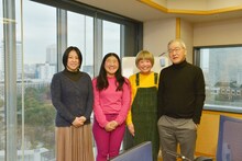 左から倉田真由美、ガンバレルーヤ、大竹まこと。