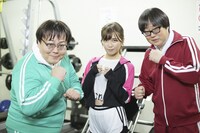 「名古屋行き最終列車2018」より。左からタイムマシーン3号・関、宇野実彩子、六角精児。(c)メ～テレ