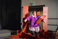 会場に設置された壁を破壊して登場するメイプル超合金・安藤。