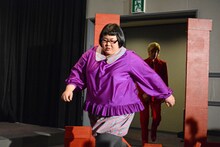 会場に設置された壁を破壊して登場するメイプル超合金・安藤。