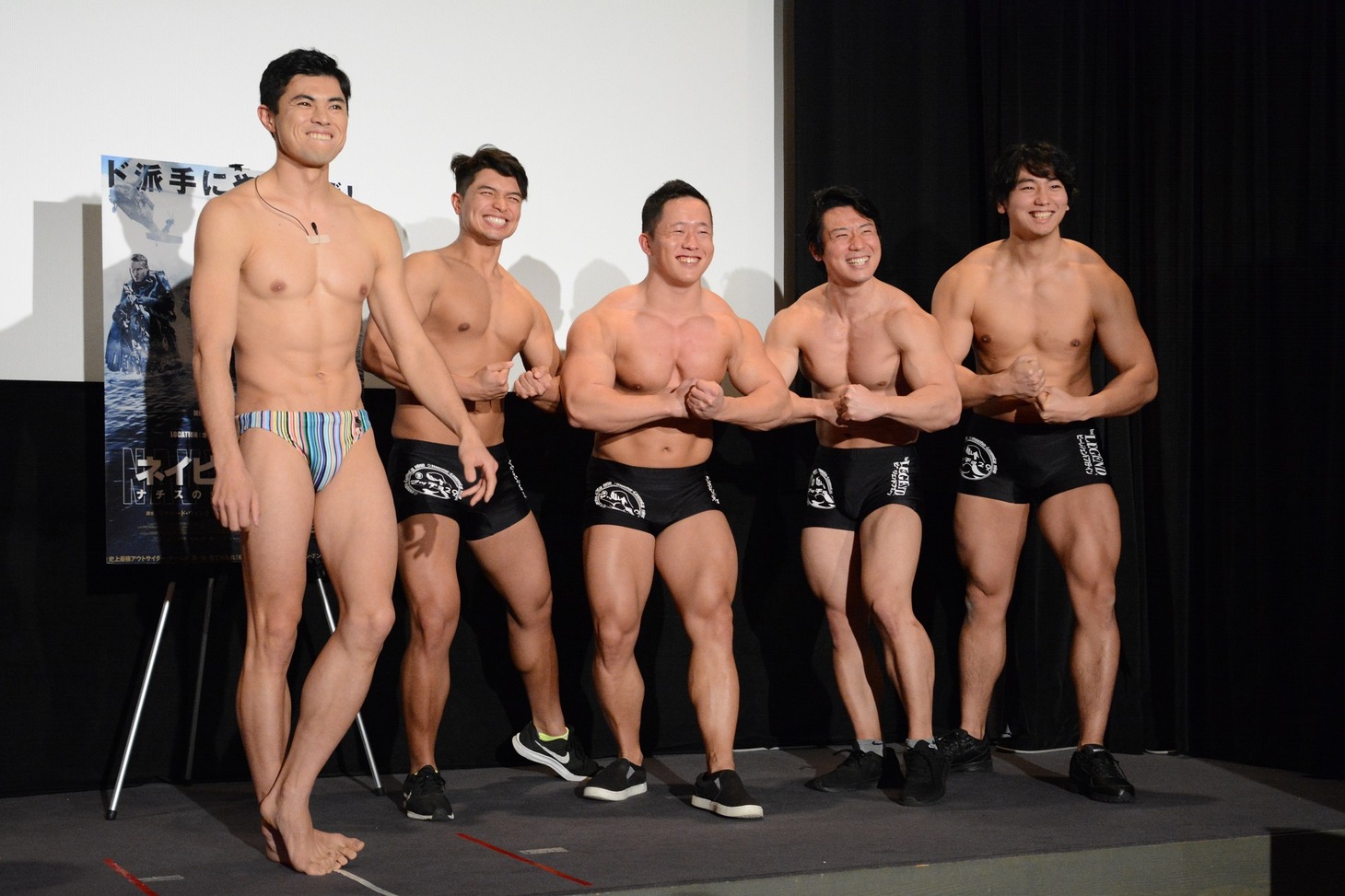 小島よしおとマッチョ29のメンバー。