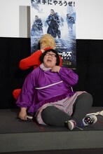 相方・安藤の首を縄で締め上げるメイプル超合金カズレーザー。