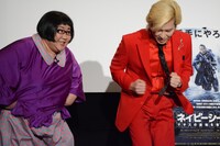 歩数計を振動させるメイプル超合金。