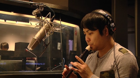 リコーダーを演奏するNON STYLE井上。