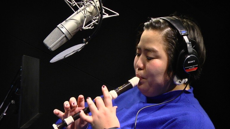 リコーダーを演奏するゆりやんレトリィバァ。