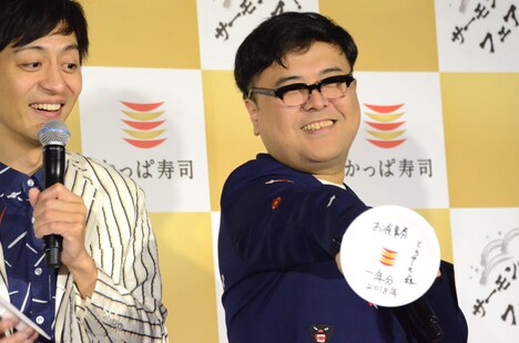 笑顔を弾けさせるとろサーモン久保田(右)。