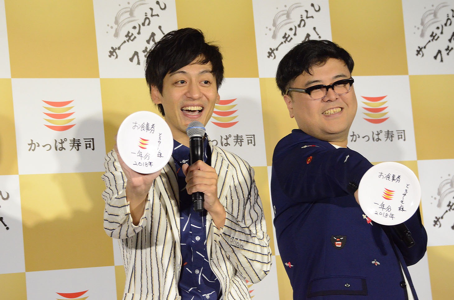 かっぱ寿司の1年間無料食事券をプレゼントされて喜ぶとろサーモン。