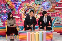 雨上がり決死隊と小島瑠璃子（左）。(c)テレビ朝日