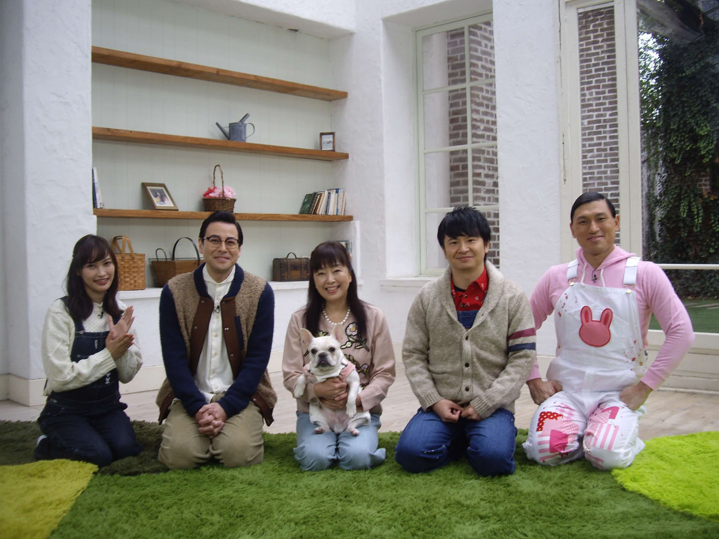 左から大政絢、鈴木浩介、かたせ梨乃、オードリー。(c)テレビ東京