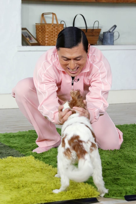 ドッグダンスに挑戦するオードリー春日&ハル。(c)テレビ東京