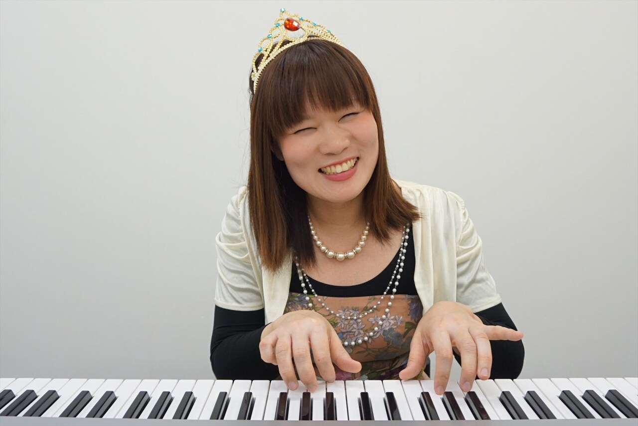 まとばゆうが太田プロ所属、「THE W」ファイナリストのピアノ芸人