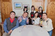 「ザキ山小屋」の出演者たち。(c)ABC
