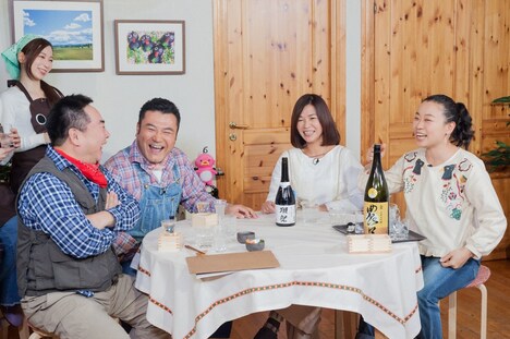 （手前左から）ドランクドラゴン塚地、アンタッチャブル山崎、大久保佳代子、いとうあさこ。(c)ABC