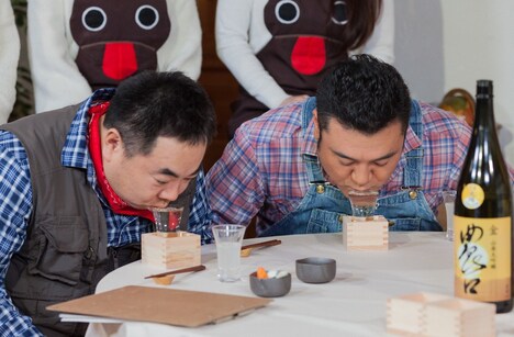 日本酒を試飲する（手前左から）ドランクドラゴン塚地、アンタッチャブル山崎。(c)ABC