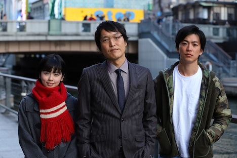 (左から)小芝風花、千原ジュニア、大東駿介。(c)関西テレビ