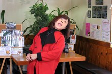 平野ノラのモノマネをする松本明子。(c)ミヤギテレビ