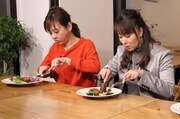 「肉好き女子 東北肉ざんまい」のワンシーン。(c)ミヤギテレビ
