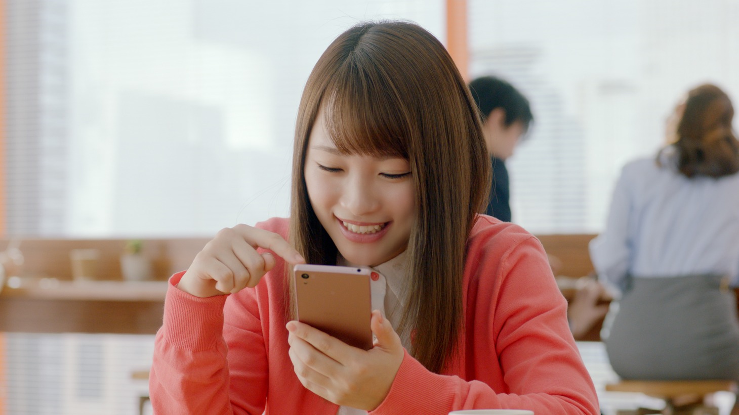 CM「川栄さん、ドライブでワクワク」篇のワンシーン。