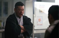 ケンドーコバヤシ扮する大嵐寿三郎。