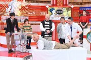 「名医のTHE太鼓判！」に出演する安田大サーカスHIRO（中央）ら。(c)TBS