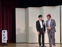 東洋館の舞台に立つケンメリ。