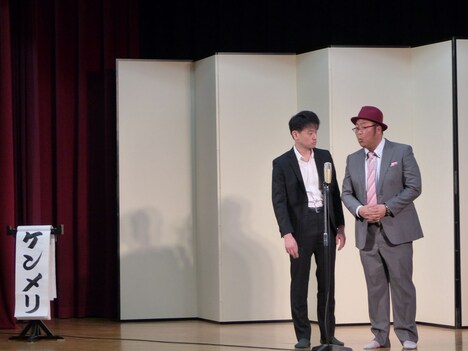 東洋館の舞台に立つケンメリ。