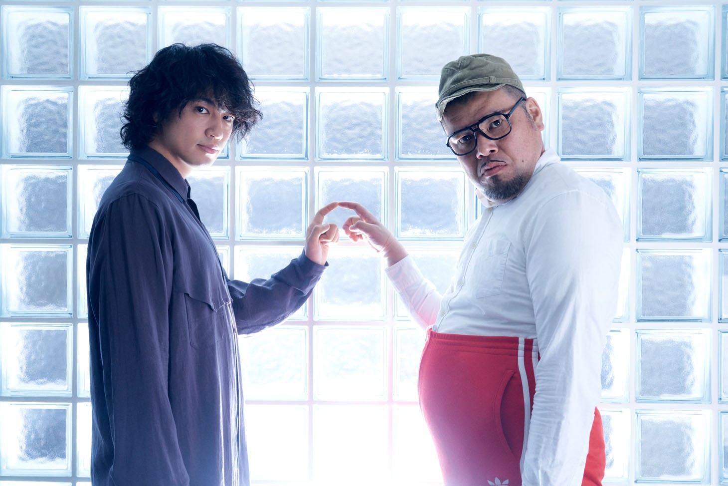 「MASKMEN」第2弾ポスタービジュアル使用カット。左から斎藤工、野性爆弾くっきー。