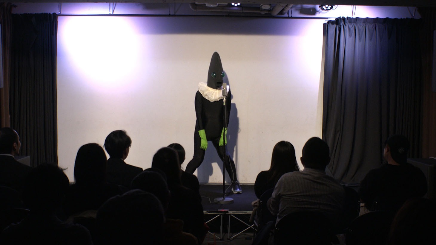 ステージでネタを披露する人印。