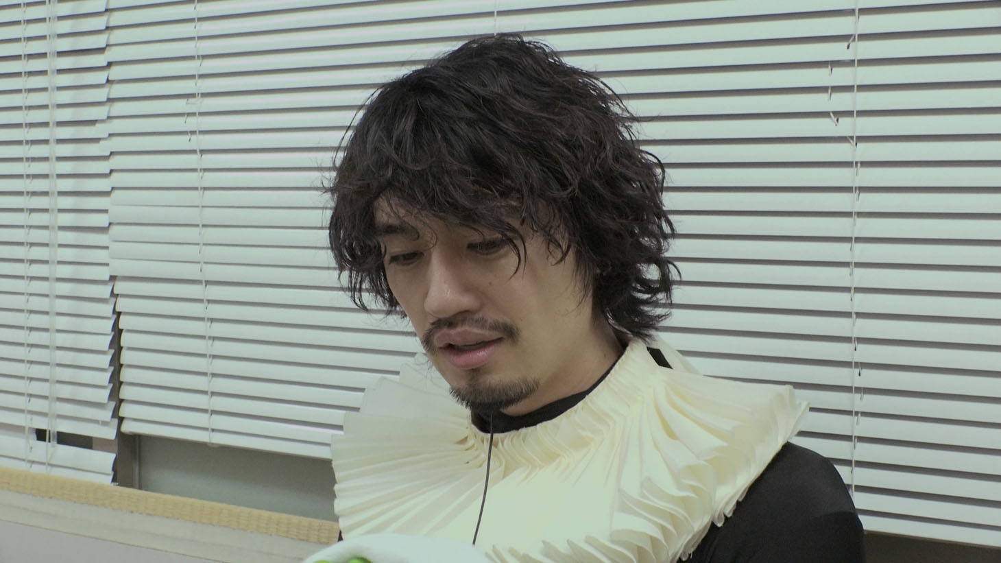 人印のマスクを脱いだ斎藤工。