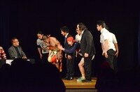 ビートきよしに頭を下げる「賞金争奪フライデーナイトライブ杯」出場者たち。