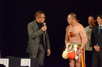 初めて見たセクシーJ（右）に「なんなんだお前は？」と言い放つビートきよし（左）。