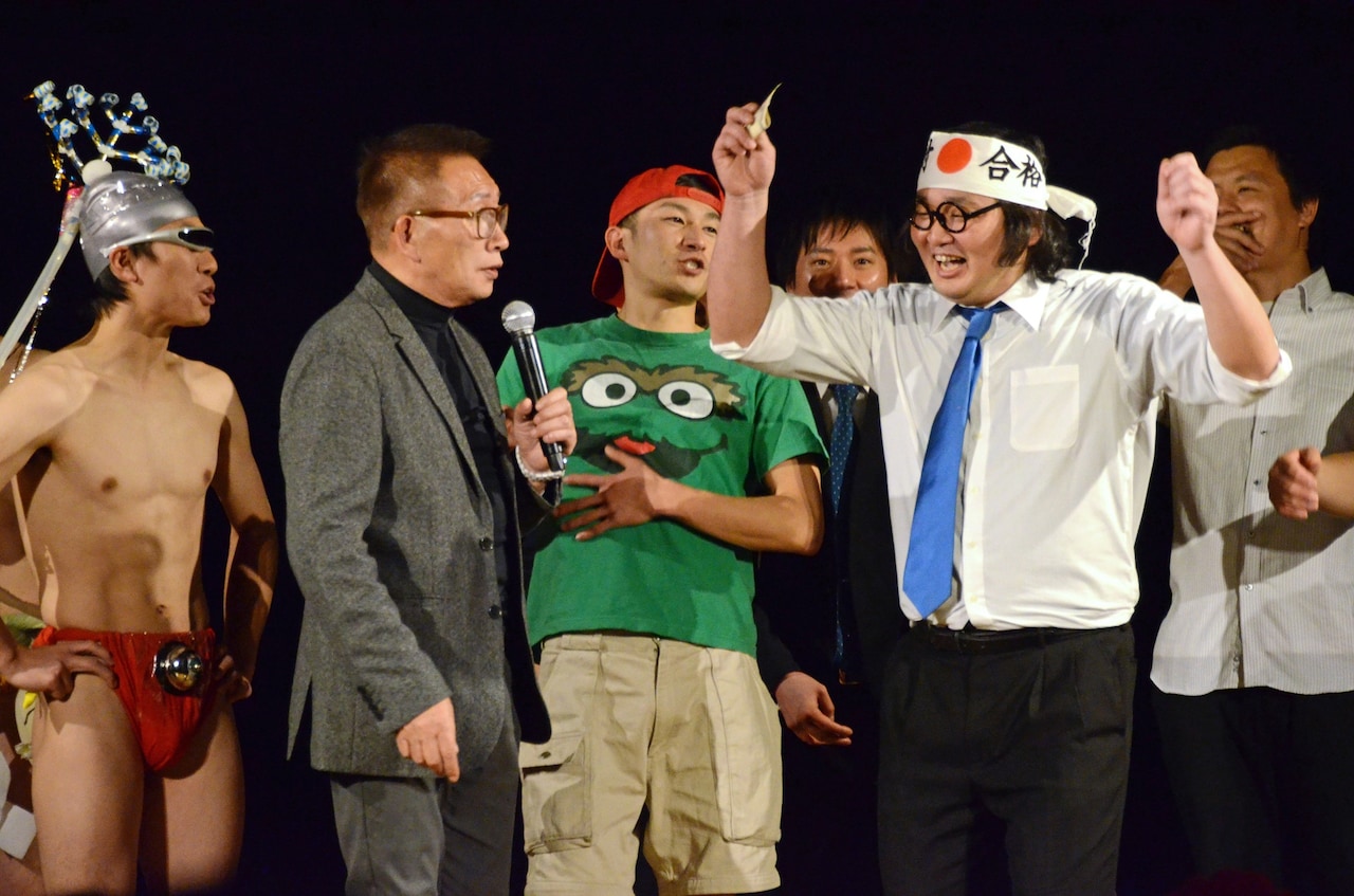 オフィス北野ライブの50回記念SP盛況、ビートきよしが客に混ざってネタ審査