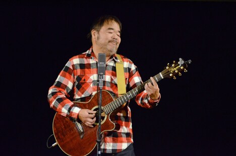 「浅草キッド」を歌うグレート義太夫。