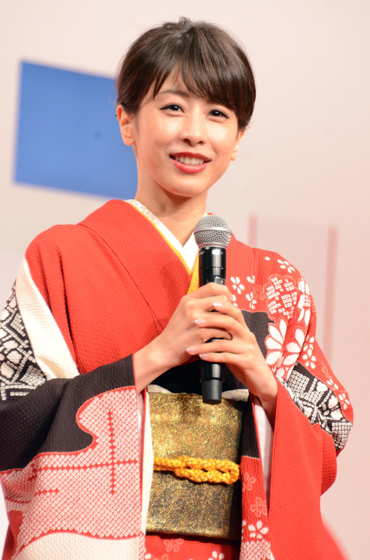 「平成30年用年賀 お年玉くじ抽せん会」で立会人を務めた加藤綾子。