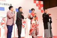 「平成30年用年賀 お年玉くじ抽せん会」の様子。
