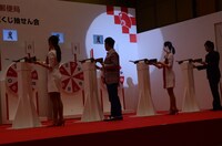 「平成30年用年賀 お年玉くじ抽せん会」の様子。