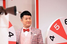 ルーレットの横にキリッと立つ和牛・水田。