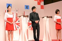 ねんガールと並んで立つ和牛・川西（中央）。