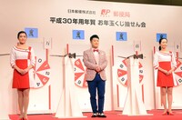 ねんガールと並んで立つ和牛・水田（中央）。