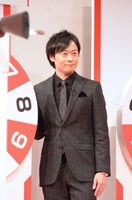 ルーレットの横にキリッと立つ和牛・川西。