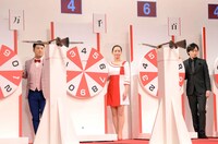 お年玉くじ抽せん人を務めた和牛ら。