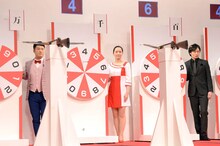 お年玉くじ抽せん人を務めた和牛ら。