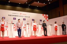 ねんガールと並んで立つ和牛と古賀稔彦。