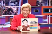 芸能人の「ケンカ最強説」を検証する、メイプル超合金カズレーザー。(c)中京テレビ