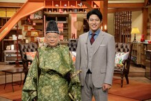 「西郷どん」で岩倉具視を演じる笑福亭鶴瓶（左）と、西郷吉之助（隆盛）役の鈴木亮平（右）。(c)NHK